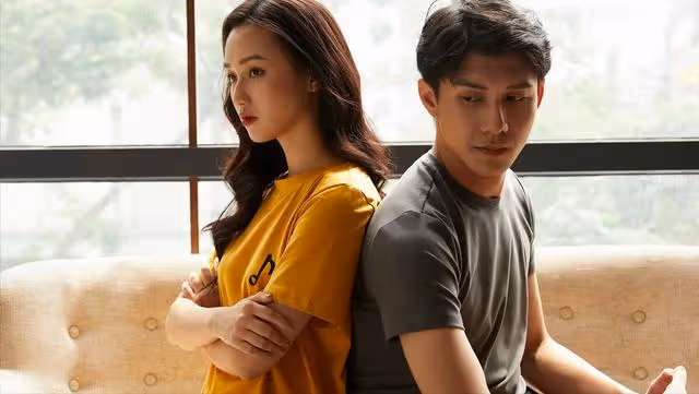 婆婆生病住院，我揣10萬連夜趕回，病房外聽到公婆談話，決然離婚