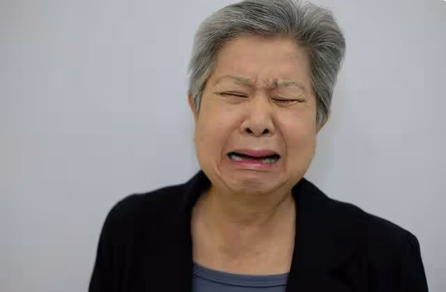退休月入7000,裝窮到兒子家,兒媳熱剩菜,兒子回房間,我明白了