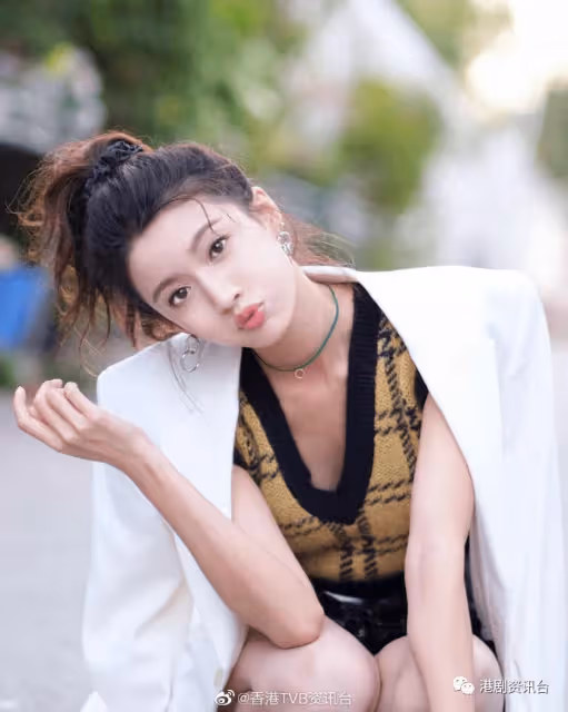 TVB視後淡妝學生Look現身英國！網民驚嘆真人勁白：劇里顏值被封印了