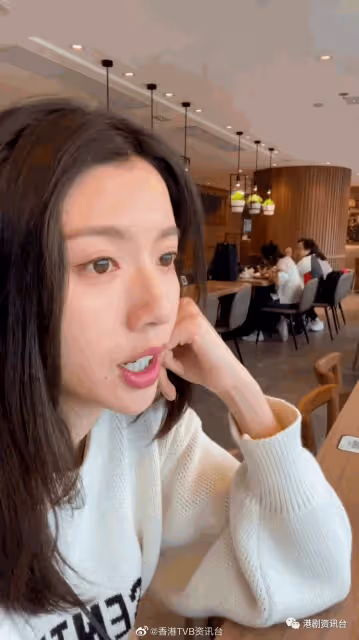TVB視後淡妝學生Look現身英國！網民驚嘆真人勁白：劇里顏值被封印了