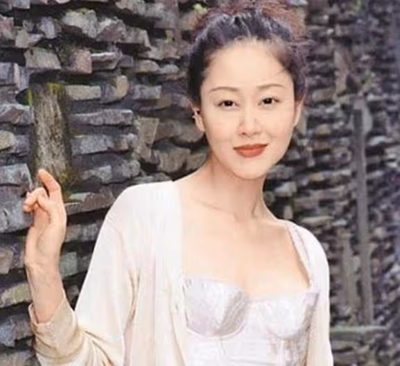 結婚10年！女星容忍老公「8次出軌」，被曝「花1億圈養親閨蜜」她44歲選擇燒炭身亡