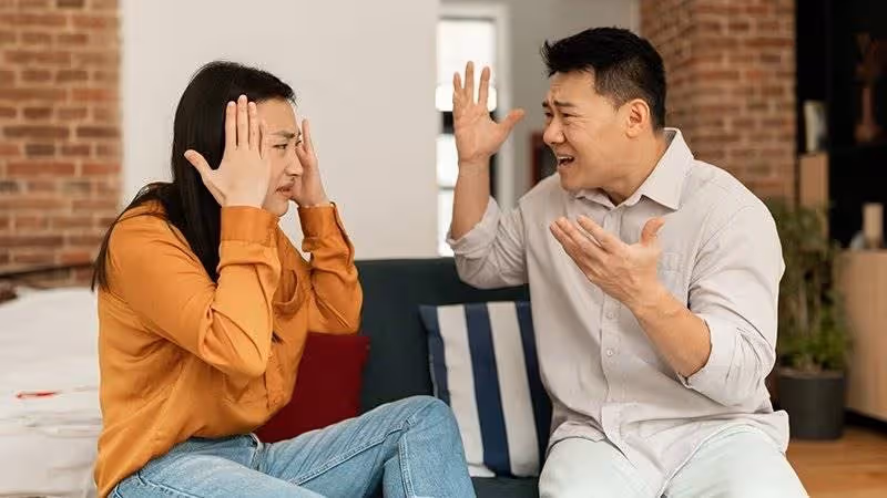 我跟女兒被前夫趕出家門,臨走前婆婆塞東西到女兒的背包裡,看到放在背包裡的東西我痛哭流涕!