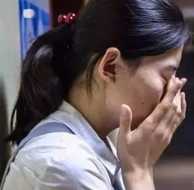 我跟女兒被前夫趕出家門,臨走前婆婆塞東西到女兒的背包裡,看到放在背包裡的東西我痛哭流涕!