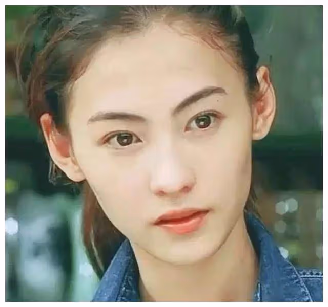 張柏芝穿吊帶與12歲兒子「出鏡互動」,一臉享受!引網友吐槽:麻煩穿一下內衣!