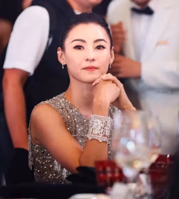 張柏芝穿吊帶與12歲兒子「出鏡互動」,一臉享受!引網友吐槽:麻煩穿一下內衣!