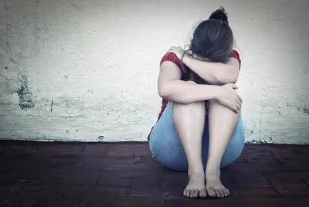 失業後我去同學家借住,但是晚上聽到甜蜜說笑聲後淚流滿面,第二天立刻收拾東西離開!