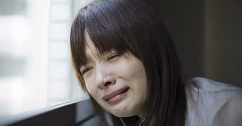老公往生後妻子5年沒再嫁，突然看到一個長得像老公的小孩，跟過去看到他爸爸後傻了