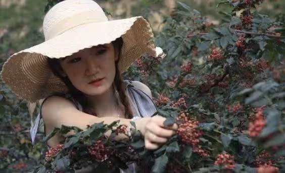 老公往生後妻子5年沒再嫁,突然看到一個長得像老公的小孩,跟過去看到他爸爸後傻了