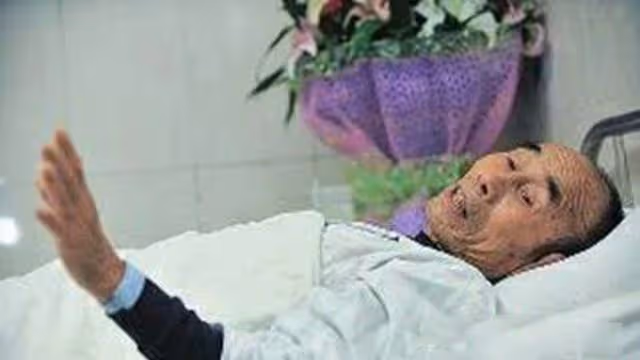 公公住院「兒媳非要陪床」被誇孝順！他趁護士換藥時「塞一紙條」護士打開一看報了警