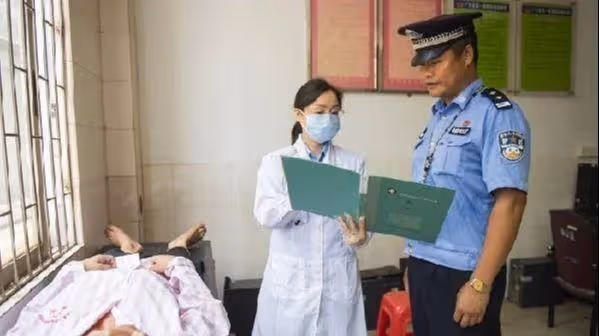 公公住院「兒媳非要陪床」被誇孝順！他趁護士換藥時「塞一紙條」護士打開一看報了警