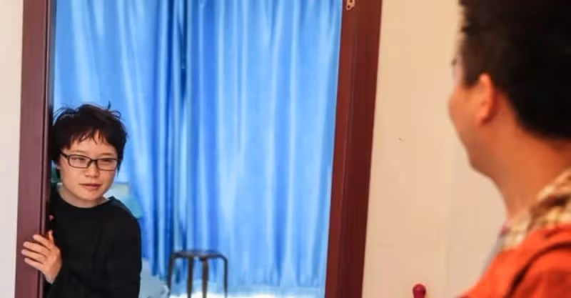 唯一弟弟成家了，弟媳搬來和我「同睡一床」　半夜摸到「她的肚子」我怒了：弟，快失婚