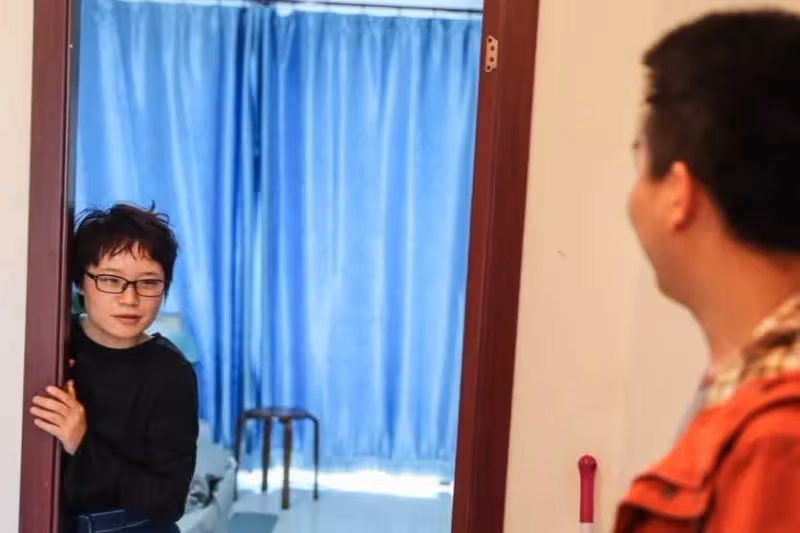 唯一弟弟成家了,弟媳搬來和我「同睡一床」 半夜摸到「她的肚子」我怒了:弟,快失婚