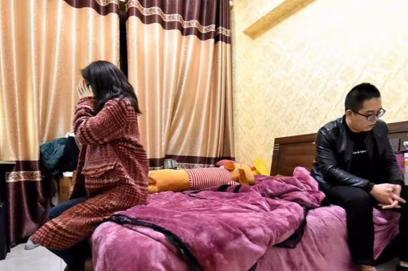 唯一弟弟成家了,弟媳搬來和我「同睡一床」 半夜摸到「她的肚子」我怒了:弟,快失婚