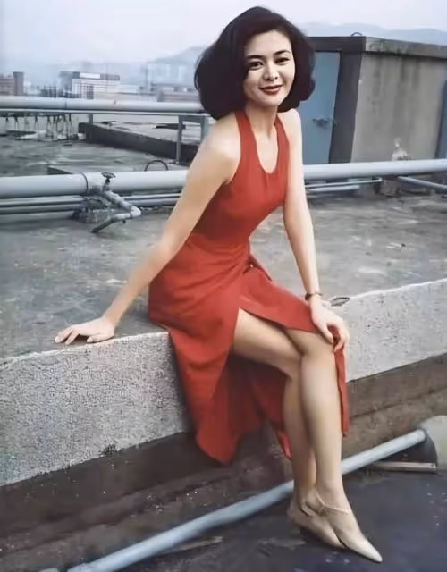 60歲關之琳穿抹胸裙出席活動!生圖曝光真實狀態,膚白貌美太出眾