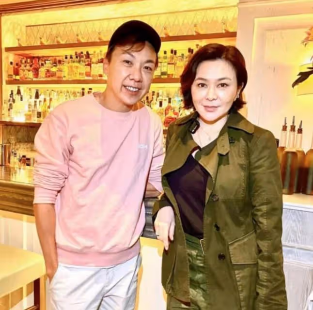 60歲關之琳穿抹胸裙出席活動!生圖曝光真實狀態,膚白貌美太出眾