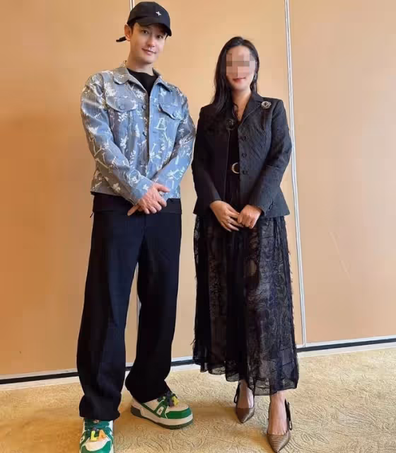黃曉明與富婆聚會,穿20000元外套打扮帥氣,女方是李嘉誠鄰居