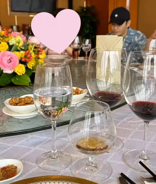 黃曉明與富婆聚會,穿20000元外套打扮帥氣,女方是李嘉誠鄰居