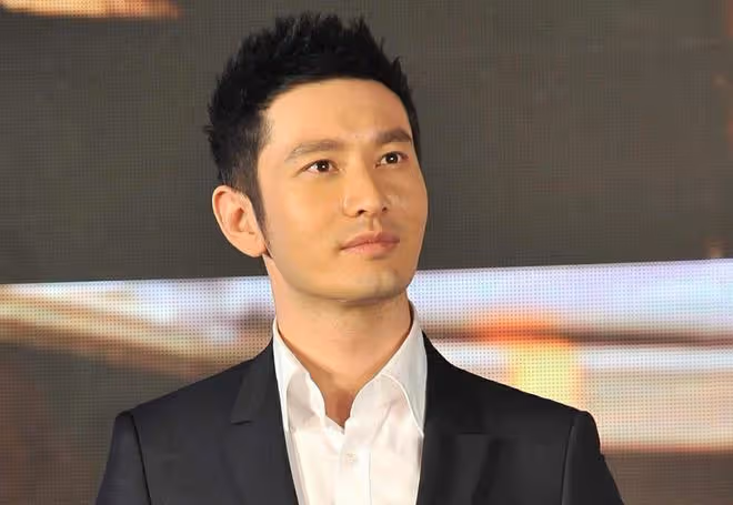 黃曉明與富婆聚會,穿20000元外套打扮帥氣,女方是李嘉誠鄰居
