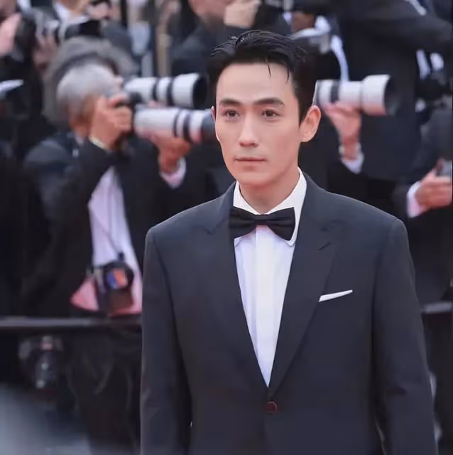 坎城電影節開幕,眾明星亮相,朱一龍卑微鞠躬,蔣夢婕全程冷臉