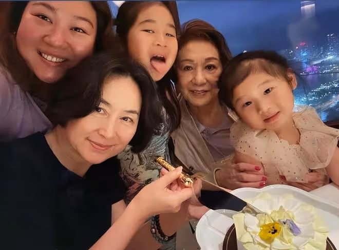 何超瓊陪乾女兒過母親節，曾昭怡2個孩子獲得何超瓊千億資產