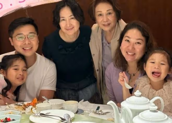 何超瓊陪乾女兒過母親節，曾昭怡2個孩子獲得何超瓊千億資產