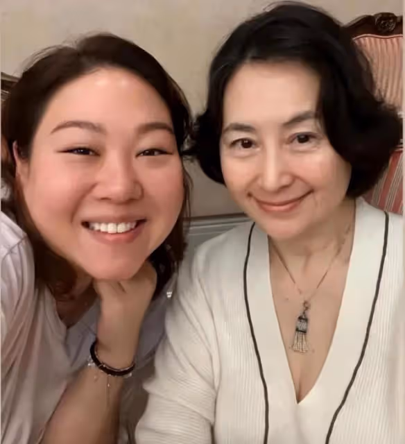 何超瓊陪乾女兒過母親節，曾昭怡2個孩子獲得何超瓊千億資產
