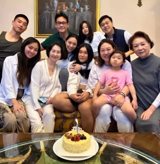 何超瓊陪乾女兒過母親節，曾昭怡2個孩子獲得何超瓊千億資產