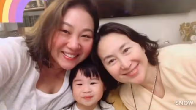 何超瓊陪乾女兒過母親節，曾昭怡2個孩子獲得何超瓊千億資產