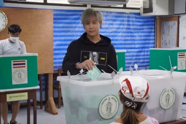泰國眾星前往投票站，參與泰國大選投票