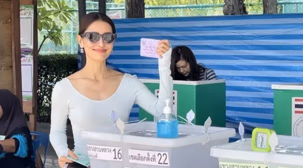 泰國眾星前往投票站，參與泰國大選投票