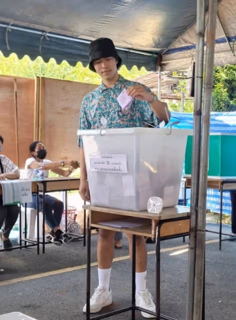 泰國眾星前往投票站，參與泰國大選投票