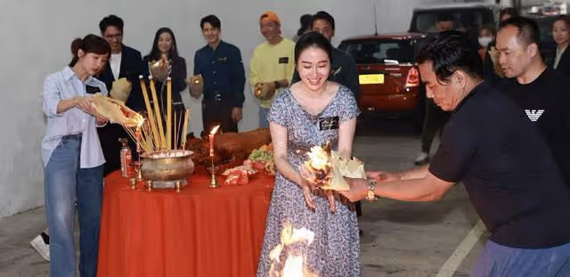 又一港劇開拍!TVB前花旦時隔多年返港參與演出,演富婆陷三角戀