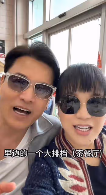 TVB知名老戲骨身價超十億,接地氣與妻子吃大排檔逛市場