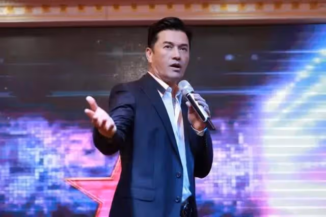 TVB知名老戲骨身價超十億,接地氣與妻子吃大排檔逛市場