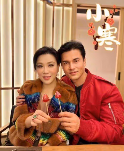 TVB知名老戲骨身價超十億,接地氣與妻子吃大排檔逛市場