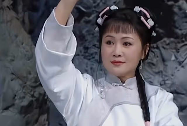 香港知名女星宣布復出拍劇,身材發胖難掩美貌,生圖與自拍差距大