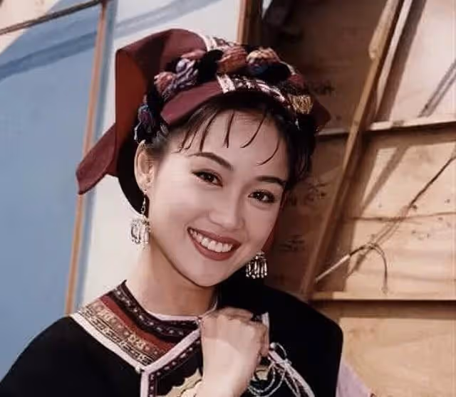 香港知名女星宣布復出拍劇,身材發胖難掩美貌,生圖與自拍差距大