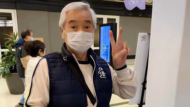 77歲香港知名老戲骨定居加拿大,被網友偶遇精神狀態很好