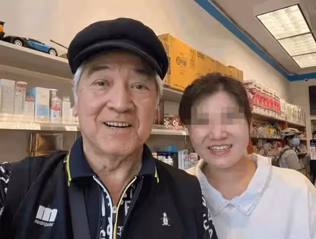 77歲香港知名老戲骨定居加拿大,被網友偶遇精神狀態很好