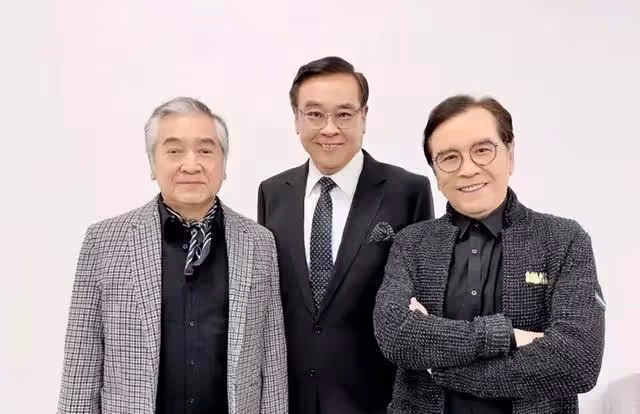 77歲香港知名老戲骨定居加拿大,被網友偶遇精神狀態很好