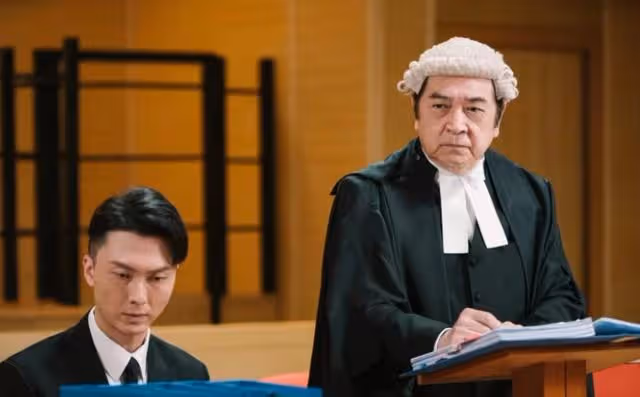 滿頭白髮!77歲資深港星加國被網友偶遇,身兼母職多年為子女移民