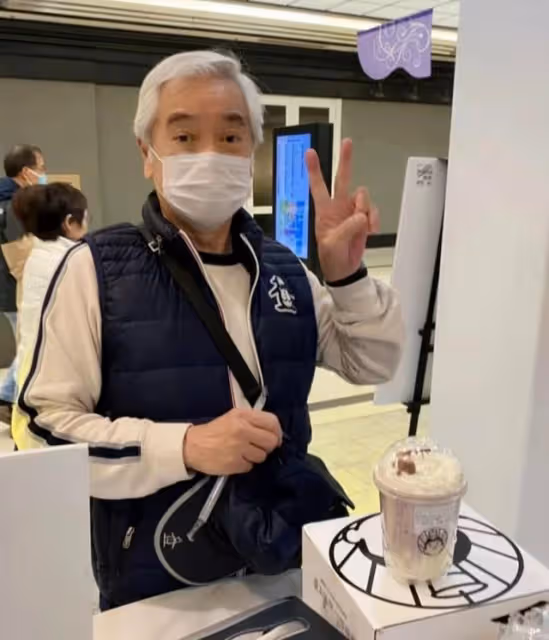滿頭白髮!77歲資深港星加國被網友偶遇,身兼母職多年為子女移民