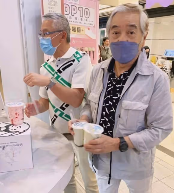 滿頭白髮!77歲資深港星加國被網友偶遇,身兼母職多年為子女移民