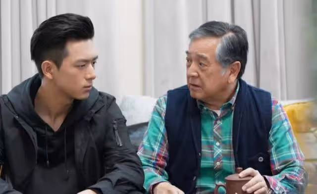 滿頭白髮!77歲資深港星加國被網友偶遇,身兼母職多年為子女移民