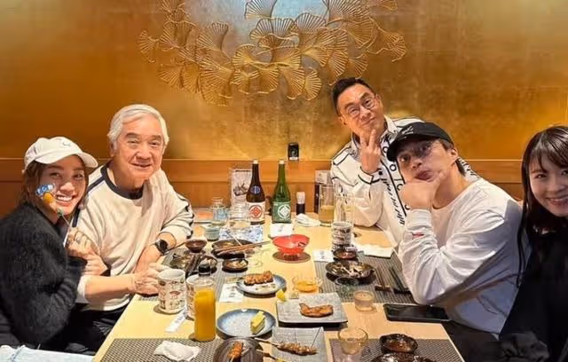 滿頭白髮!77歲資深港星加國被網友偶遇,身兼母職多年為子女移民