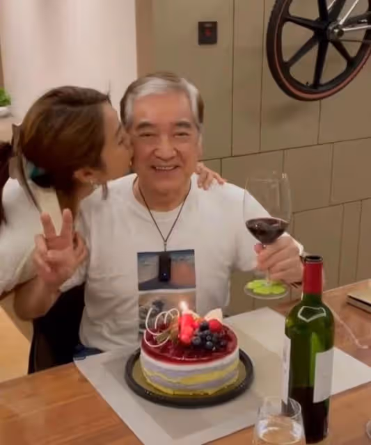 滿頭白髮!77歲資深港星加國被網友偶遇,身兼母職多年為子女移民
