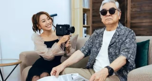 滿頭白髮!77歲資深港星加國被網友偶遇,身兼母職多年為子女移民