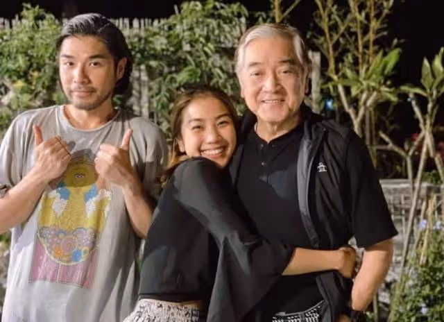 滿頭白髮!77歲資深港星加國被網友偶遇,身兼母職多年為子女移民