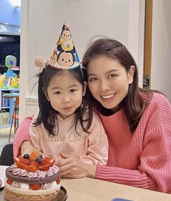 知名港星被曝與神秘女子出海!網民懷疑其婚變,本人火速澄清