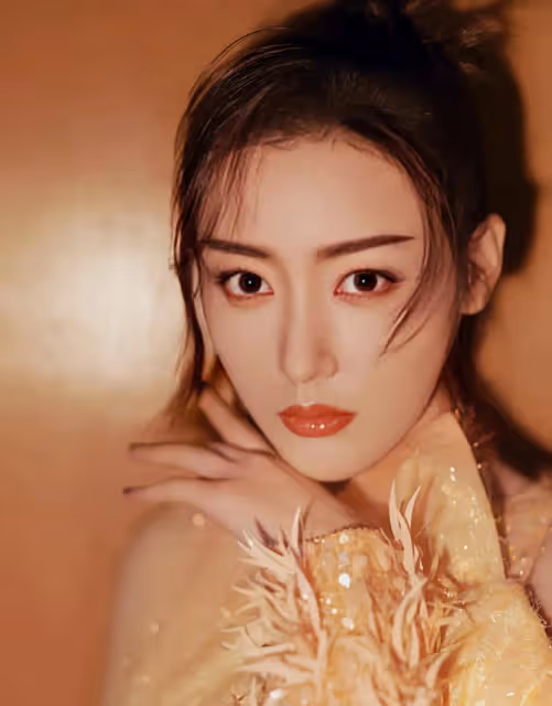 張天愛身穿金色長裙，美麗甜美，充滿冒險精神！